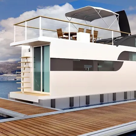 Barco-apartamento Atlantis *