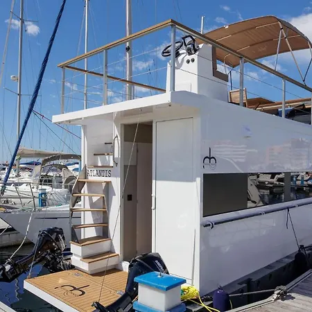 Barco-apartamento Atlantis Hotel en barco *